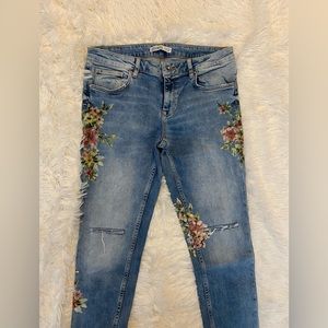 Zara mid waist, staight ankle jeans with beautiful floral painting, size US8